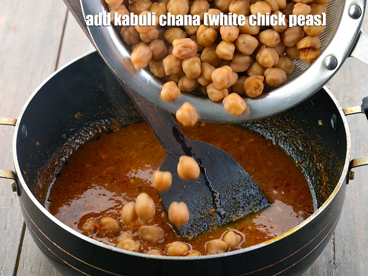 स्टेप 27 – <p><a href="https://www.tarladalal.com/glossary-kabuli-chana-chickpeas-garbanzo-chole-chana-hindi-290i"><u>काबुली चना (kabuli chana)</u></a> डालें।</p>