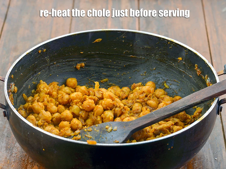 स्टेप 42 – <p><strong>छोले भटूरे</strong> परोसने के लिए, छोले को परोसने से पहले …
