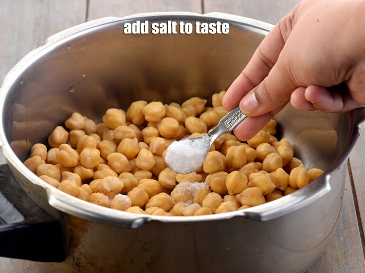 स्टेप 7 – <p><a href="https://www.tarladalal.com/glossary-salt-namak-table-salt-hindi-418i"><u>नमक (salt) </u></a><span style="background-color:rgb(255,255,255);color:rgb(0,0,0);">, स्वादअनुसार</span> डालें।</p>