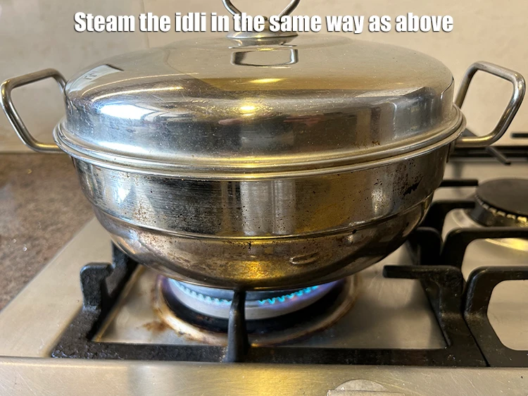 स्टेप 37 – <p>इडली को ऊपर बताए गए तरीके से भाप में पकाएँ।</p>