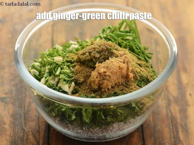 स्टेप 27 – <p><span style="background-color:rgb(255,255,255);color:rgb(0,0,0);">2 टी-स्पून </span><a href="https://www.tarladalal.com/glossary-ginger-green-chilli-paste-adrak-mirch-ki-paste-adrak-mirchi-paste-hindi-139i"><u>अदरक-हरी मिर्च की पेस्ट (ginger-green chilli …