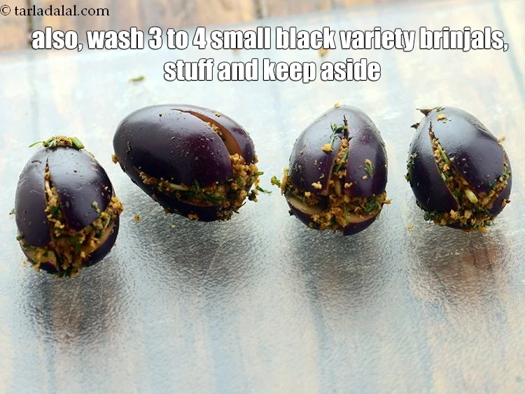 स्टेप 36 – <p>साथ ही, ३ से ४ छोटे काले किस्म के <a …