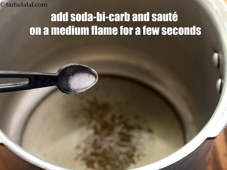 स्टेप 47 – <p><a href="https://www.tarladalal.com/glossary-baking-soda-soda-bi-carb-hindi-615i"><u>बेकिंग सोडा (baking soda)</u></a> डालें और मध्यम आँच पर …