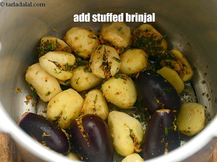 स्टेप 49 – <p>भरवां बैंगन डालें।</p>