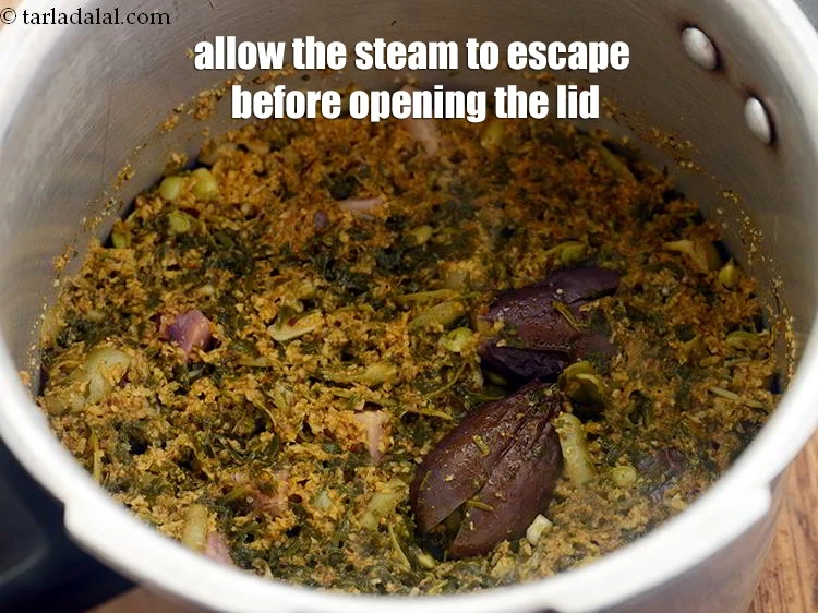 स्टेप 54 – <p>ढक्कन खोलने से पहले भाप को निकलने दें।</p>