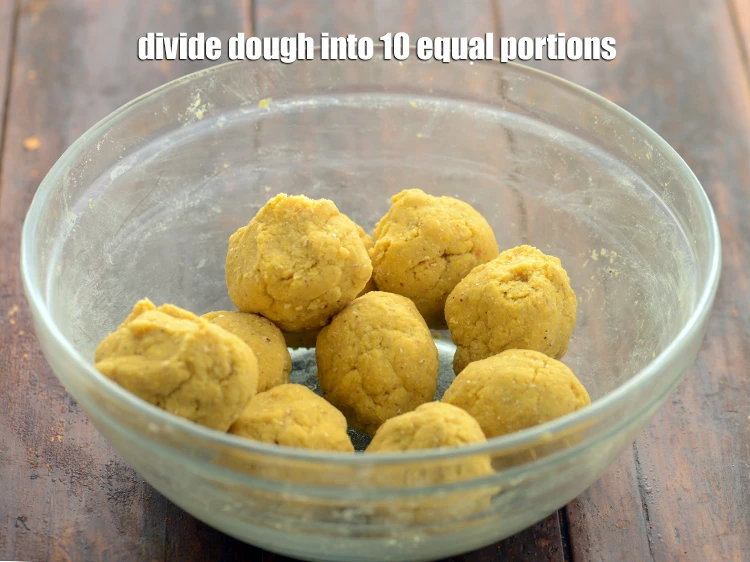 स्टेप 7 – <p>आटे को १० बराबर भागों में बाँट लें।</p>