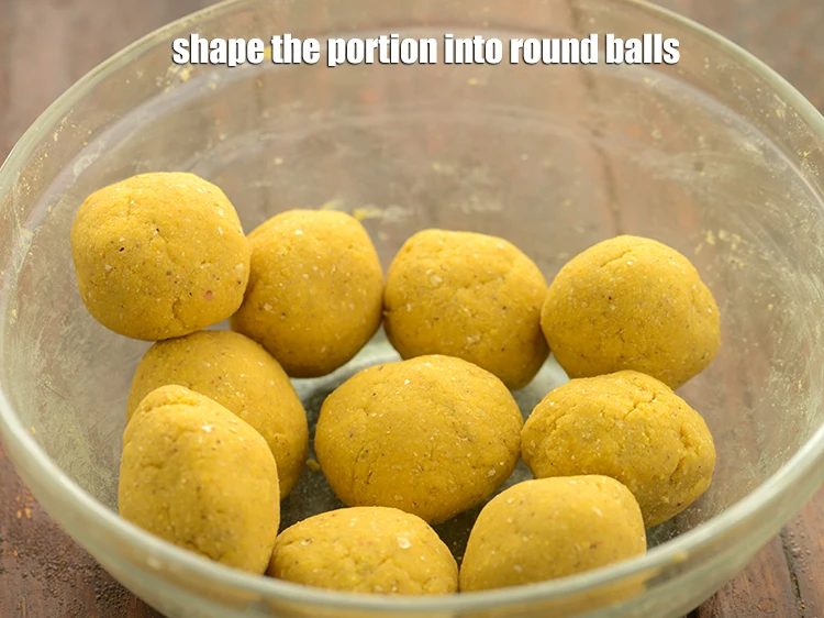 स्टेप 8 – <p>प्रत्येक भाग को गोल बॉल्स का आकार दें और एक …