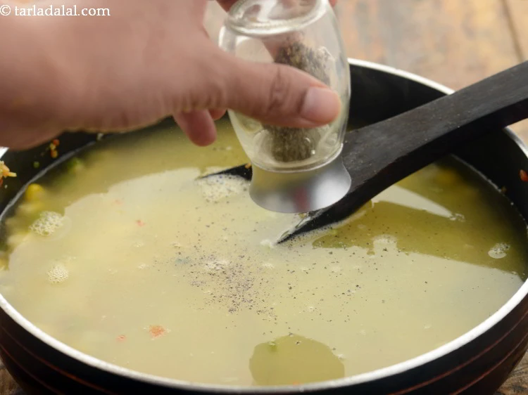 स्टेप 14 – <p><a href="https://www.tarladalal.com/glossary-salt-namak-table-salt-hindi-418i"><u>नमक (salt)</u></a> और <strong>काली मिर्च</strong> डालें।</p>