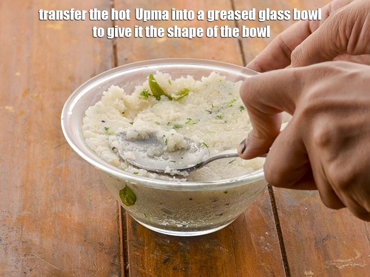 स्टेप 18 – <p><strong>उपमा</strong> को एक ग्रीस किए हुए कांच के कटोरे में …