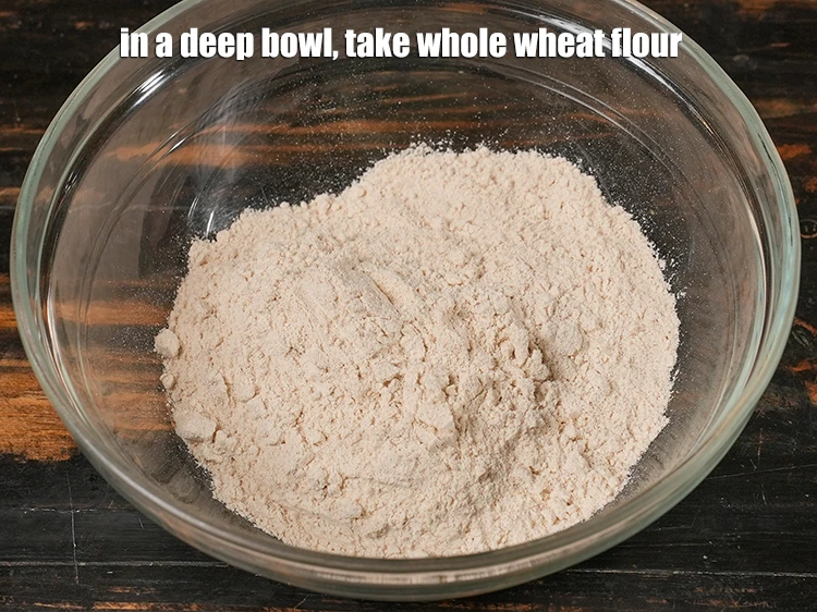 स्टेप 1 – <p><strong>बेक्ड पूरी बनाने के लिए</strong>। एक गहरी कटोरी में <span …