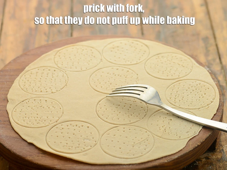 स्टेप 10 – <p>कांटे की मदद से छेद कर लें, ताकि वे पकते …