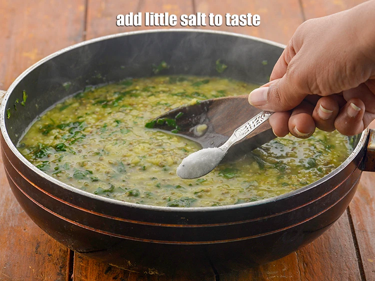 स्टेप 22 – <p>थोड़ा <a href="https://www.tarladalal.com/glossary-salt-namak-table-salt-hindi-418i"><u>नमक (salt) </u></a><span style="background-color:rgb(255,255,255);color:rgb(0,0,0);">, स्वादअनुसार</span>डालें। याद रखें कि …