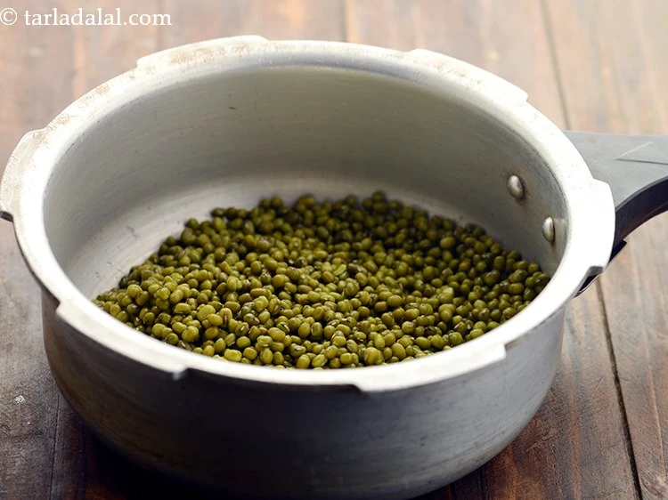 स्टेप 5 – <p>एक प्रेशर कुकर में डालें।</p>