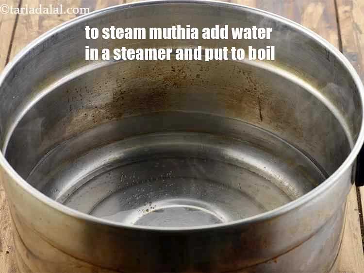 स्टेप 23 – <p><strong>दूधी मुठीया </strong>भाप में पकाने के लिए<strong>&nbsp;</strong>एक स्टीमर में पानी …