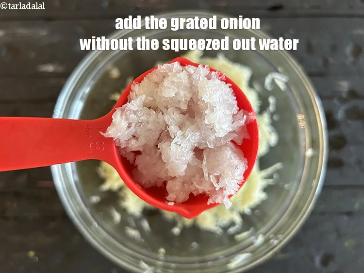 स्टेप 5 – <p>बिना पानी के निचोडा&nbsp;हुआ प्याज डालें।&nbsp;आप चाहे तो आज का …