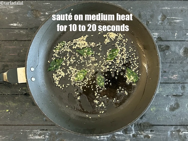 स्टेप 35 – <p>10 से 20 सेकंड के लिए मध्यम आंच पर भूनें।</p>