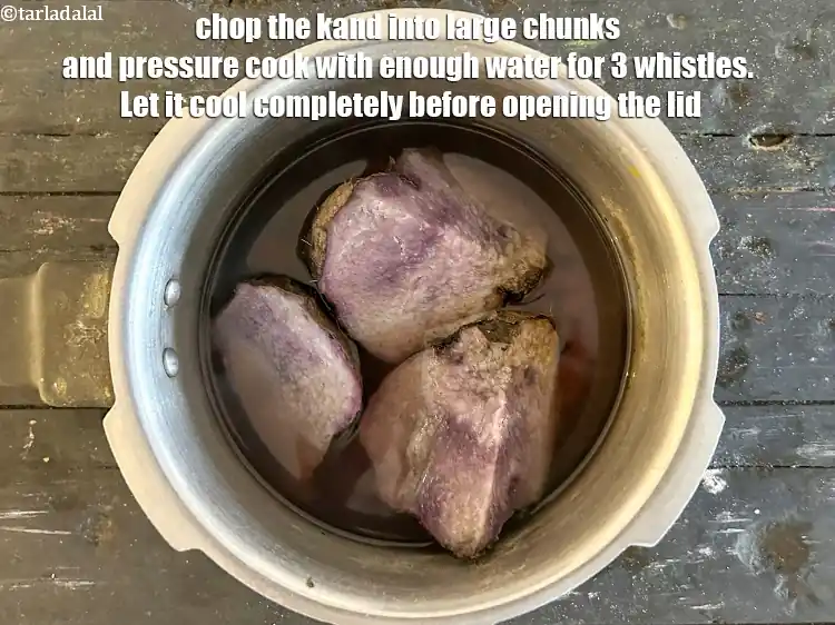 स्टेप 6 – <p><strong>फराली हांडवो</strong><span style="background-color:rgb(255,255,255);color:rgb(0,0,0);"> बनाने के लिए, </span>कंद को बड़े टुकड़ों …