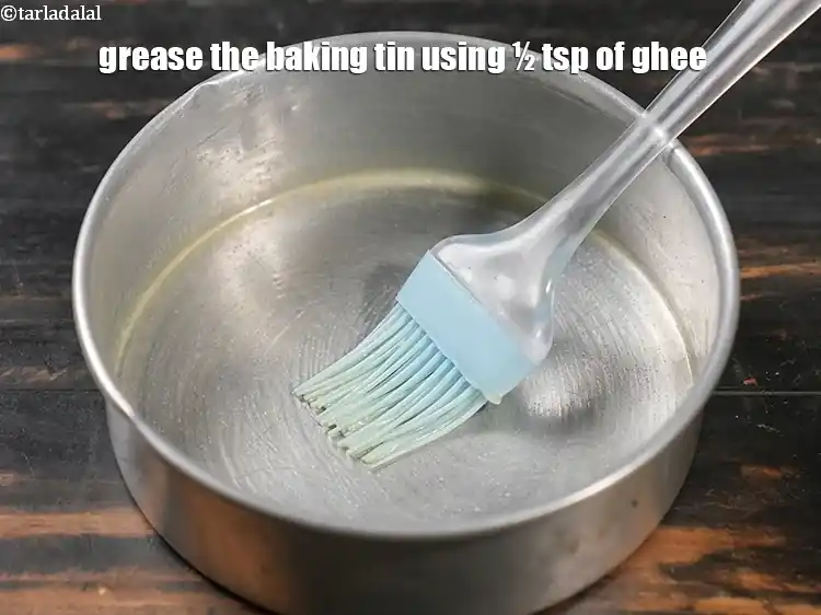 स्टेप 27 – <p>बेकिंग टिन को १/२ टी-स्पून&nbsp;<a href="">घी</a>&nbsp;लगाकर चिकना कर लें।</p>