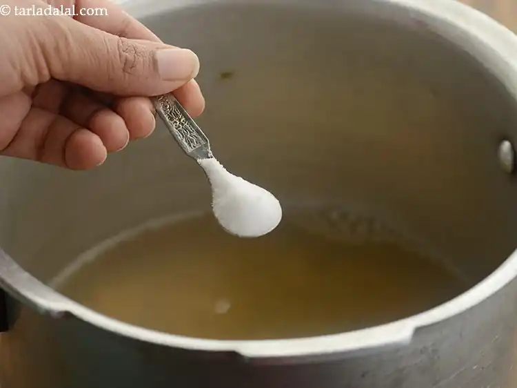 स्टेप 30 – <p>४ कप पानी और नमक डालें।</p>