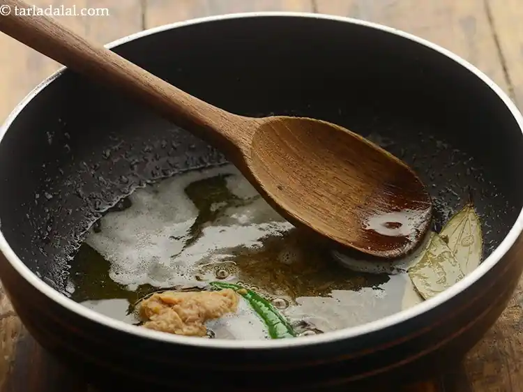 स्टेप 39 – <p>जब बीज चटक जाए तो लहसुन का पेस्ट डालें।</p>