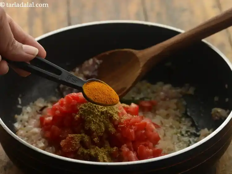 स्टेप 44 – <p>हल्दी पाउडर डालें।</p>