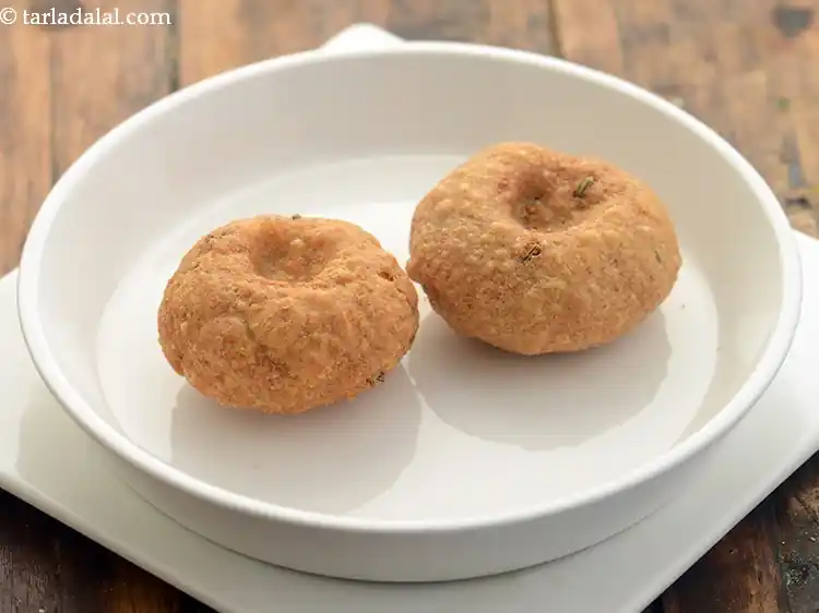 स्टेप 67 – <p>तेल सोखने वाले कागज़ पर बाटी को निकालकर एक तरफ …