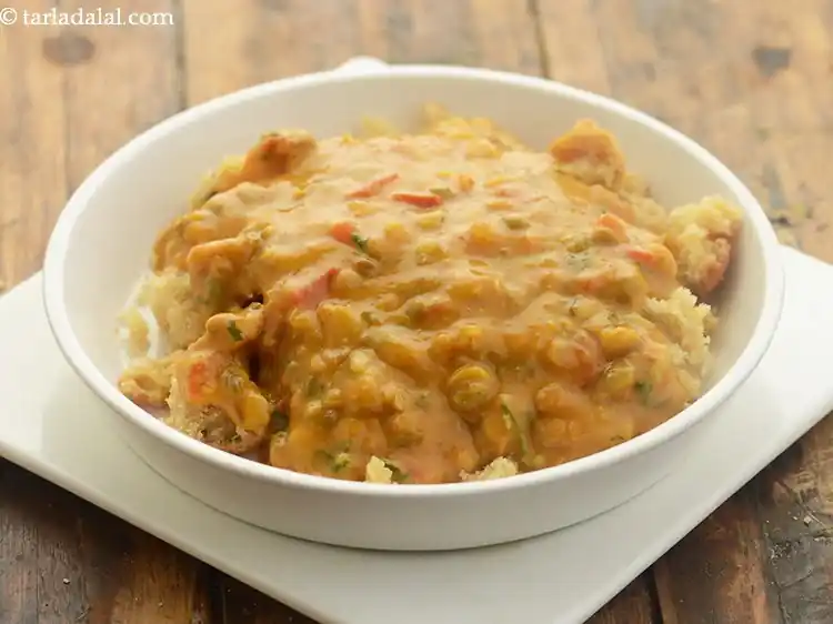 स्टेप 73 – <p>इसके ऊपर समान रूप से १/४ भाग दाल डालें।</p>