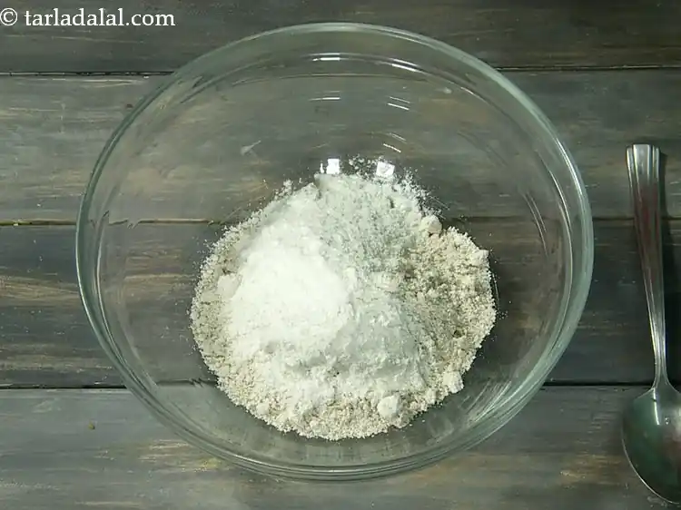 स्टेप 7 – <p>इसके बाद चावल का आटा डालें। चावल का आटा झटपट …
