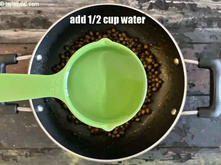 स्टेप 17 – <p>1/2 कप पानी डालें।</p>