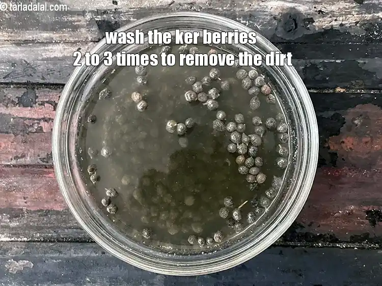 स्टेप 5 – <p>केर बेरी&nbsp;को 2 से 3 बार धो कर सारी गंदगी …