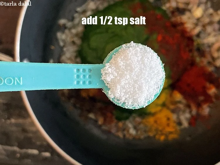 स्टेप 20 – <p>स्वादानुसार नमक डालें।&nbsp;हमने 1/2 छोटी चम्मच नमक डाला है।</p>