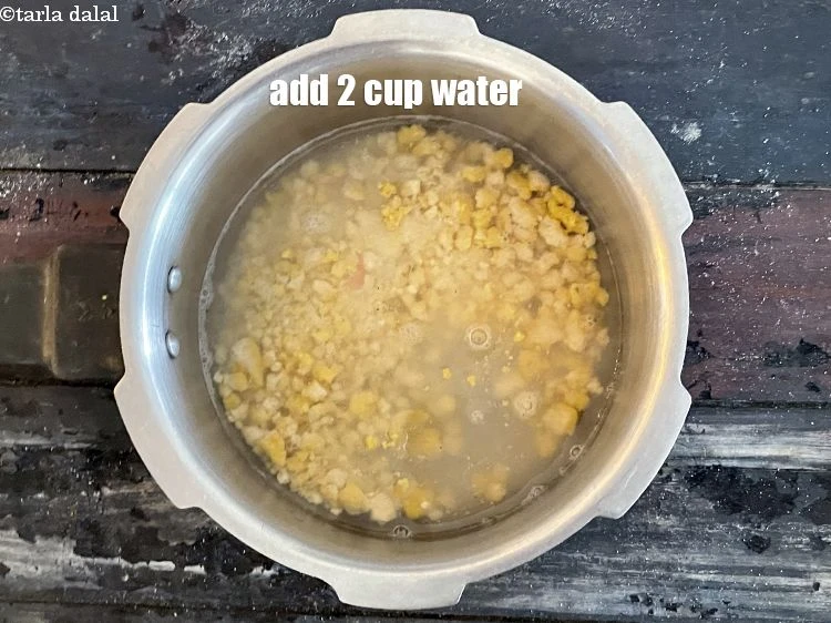 स्टेप 6 – <p>2 कप पानी डालें।</p>