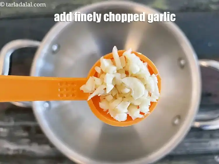 स्टेप 2 – <p>लहसुन डालें। यदि आप जैन हैं, तो आप लहसुन जोड़ना …