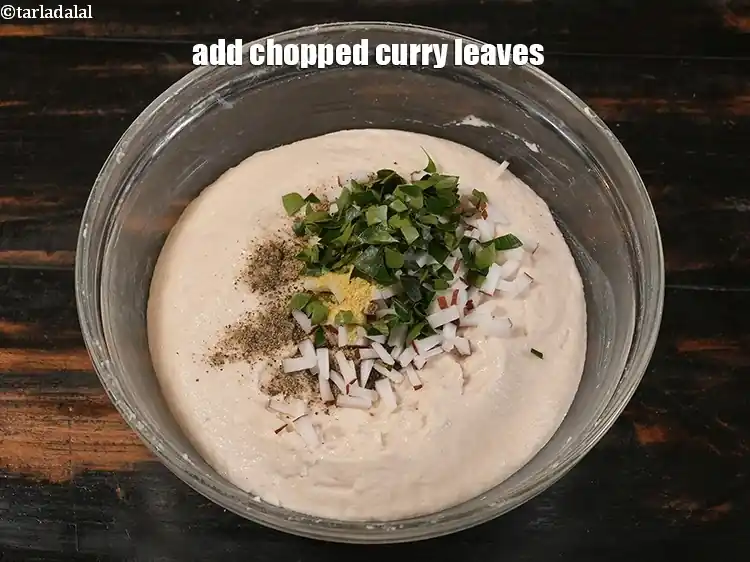 स्टेप 11 – <p><span style="background-color:rgb(255,255,255);color:rgb(0,0,0);">1 टेबल-स्पून </span><a href="https://www.tarladalal.com/glossary-curry-leaves-kadi-patta-kadipatta-hindi-388i#ing_2372"><u>कटा हुआ करीपत्ता (chopped curry leaves …