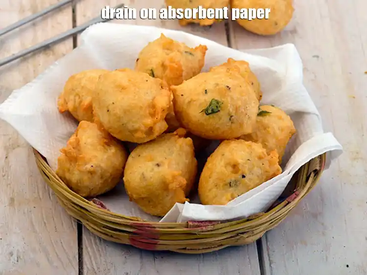 स्टेप 19 – <p><span style="background-color:rgb(255,255,255);color:rgb(0,0,0);">अतिरिक्त तेल को हटाने के लिए तेल सोखनेवाले कागज …