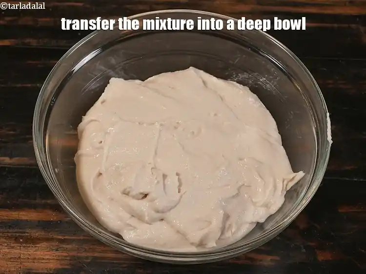 स्टेप 7 – <p><span style="background-color:rgb(255,255,255);color:rgb(0,0,0);">मिश्रण को एक गहरे कटोरे में डालें।</span></p>