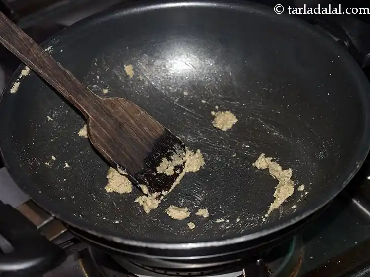 स्टेप 4 – <p>मध्यम आंच पर १ से १ १/२ मिनट के लिए …