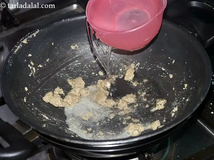 स्टेप 5 – <p>१ कप पानी डालें।<br>&nbsp;</p>