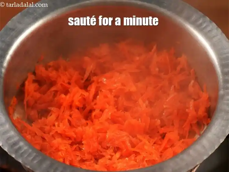 स्टेप 7 – <p>मध्यम आंच पर एक मिनट के लिए बीच-बीच में हिलाते …