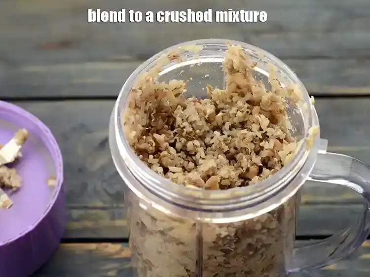 स्टेप 2 – <p><span style="background-color:rgb(255,255,255);color:rgb(0,0,0);">मटकी स्प्राउट्स को दरदरा पीस लें।</span></p>