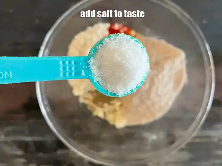 स्टेप 8 – <p><a href="https://www.tarladalal.com/glossary-salt-namak-table-salt-hindi-418i"><u>नमक (salt) </u></a><span style="background-color:rgb(255,255,255);color:rgb(0,0,0);">, स्वादानुसार डालें।&nbsp;</span></p>