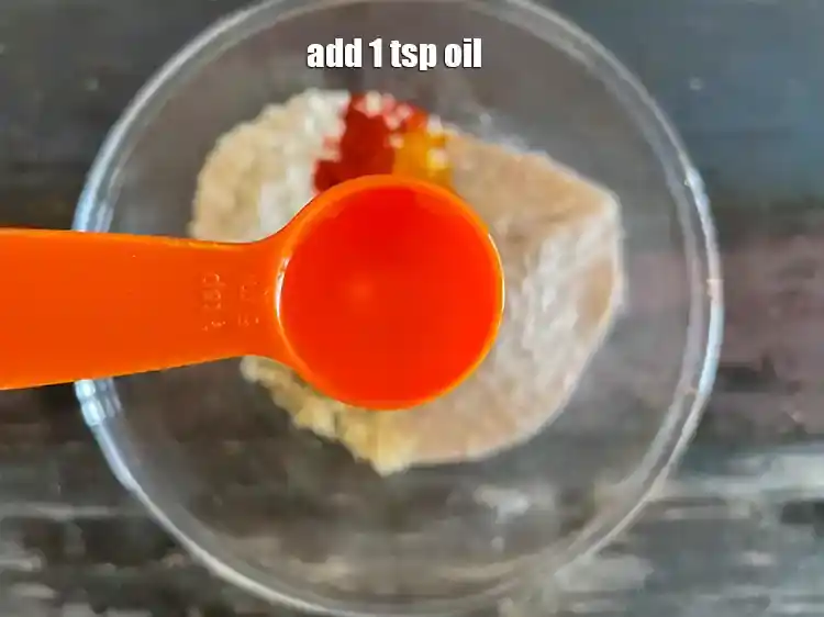 स्टेप 9 – <p><span style="background-color:rgb(255,255,255);color:rgb(0,0,0);">1 टी-स्पून </span><a href="https://www.tarladalal.com/glossary-oil-hindi-671i"><u>तेल ( oil )</u></a><u> </u><span style="background-color:rgb(255,255,255);color:rgb(0,0,0);">डालें।&nbsp;</span></p>