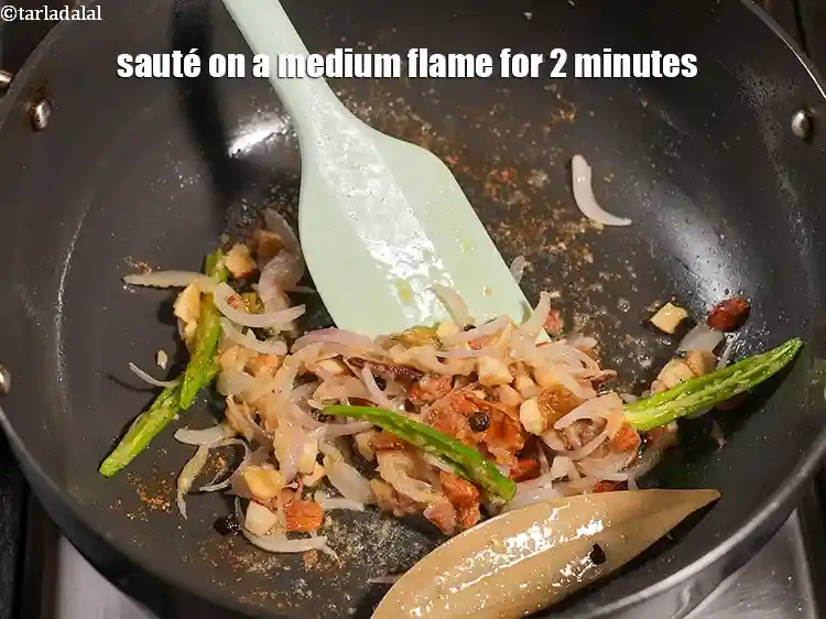 स्टेप 17 – <p>मध्यम आंच पर 2 मिनट तक भून लें।</p>