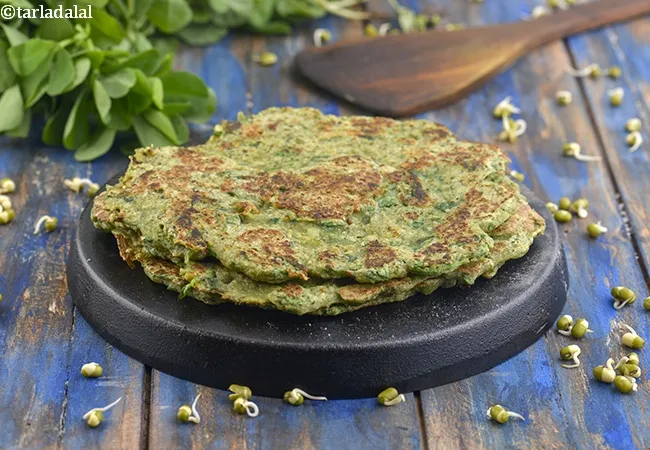 sprouted moong and methi chilla recipe | healthy moong sprouts chilla | Indian methi cheela | sprouts chilla for weight loss |