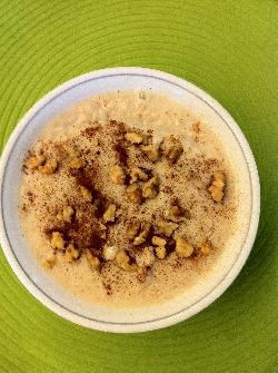 Apple Cinnamon and Oats Recipe is very healthy, it is seasoned with cinnamon and has crunchy walnuts and apples as well.