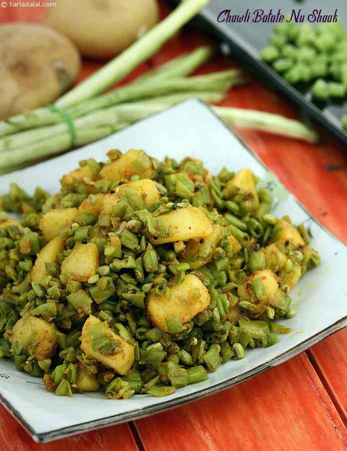Chawli batate nu shaak is a little spicy vegetable recipe made of fresh chawli beans and potato cooked in spices. This shaak has strong flavour of coriander seeds powder.