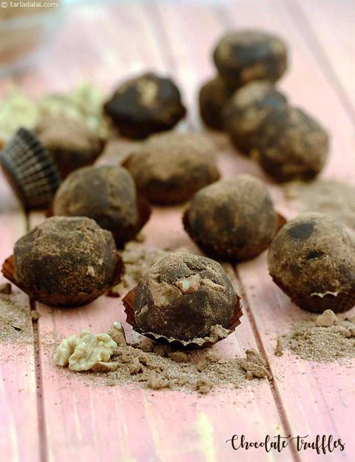 Chocolate truffles are petit balls that are rich, soft and grainy. They are made of a mouth-watering combination of chocolate, butter, icing sugar and coffee powder.