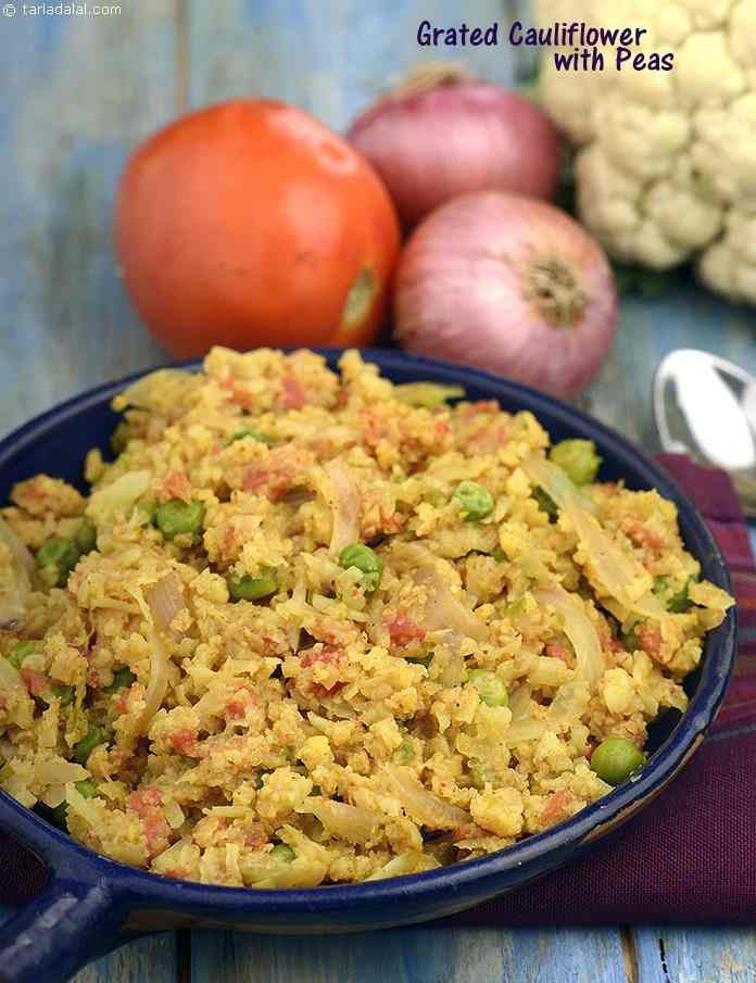 A combination of low-carb cauliflower and succulent, juicy green peas is perked up with aromatic spices, tangy tomatoes and peppy garam masala to make a mouth-watering subzi that you can enjoy with whole wheat phulkas.