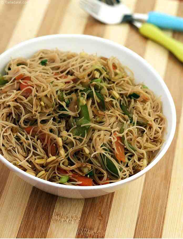Hakka Rice Noodles, loads of veggies and sprouts tossed with rice noodles.