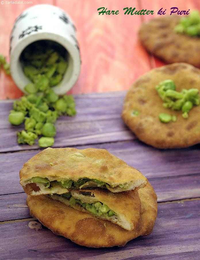 Coarsely crushed green peas and tangy spices is stuffed into bhatura-like dough, and deep-fried in oil. Although it is rich fare, Hare Mutter ki Puri is scrumptious, and sure to get digested soon if you choose to have it for breakfast.